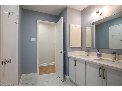 301 Lakeview Avenue, Burlington, ON - Indoor Photo Showing Bathroom