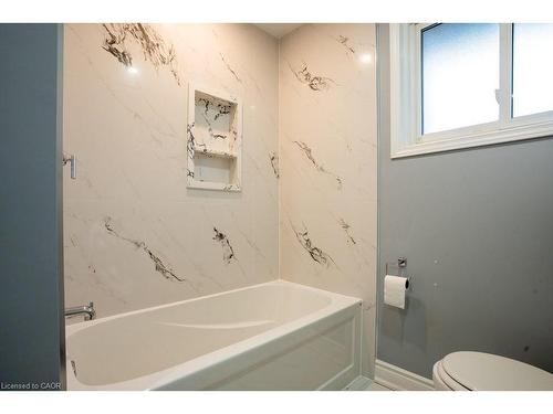 301 Lakeview Avenue, Burlington, ON - Indoor Photo Showing Bathroom