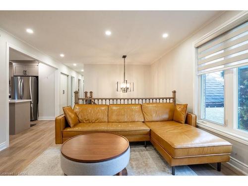 301 Lakeview Avenue, Burlington, ON - Indoor Photo Showing Living Room