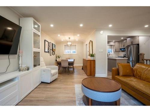 301 Lakeview Avenue, Burlington, ON - Indoor Photo Showing Living Room
