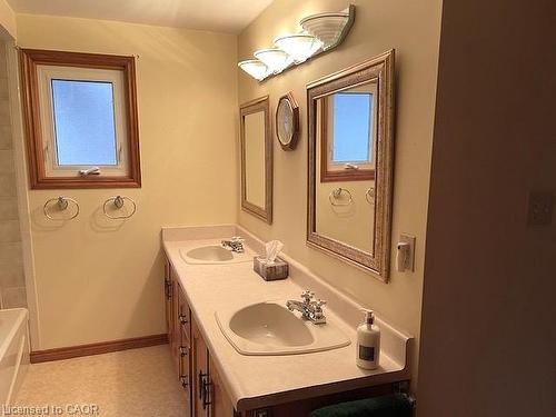 18 Kingfisher Drive, Hamilton, ON - Indoor Photo Showing Bathroom
