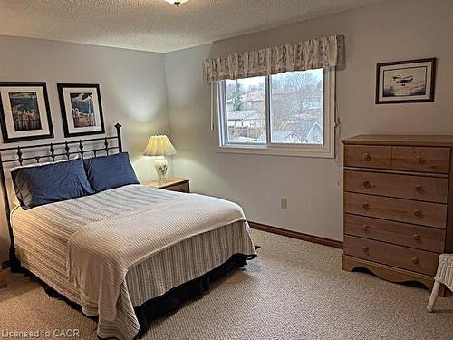 18 Kingfisher Drive, Hamilton, ON - Indoor Photo Showing Bedroom