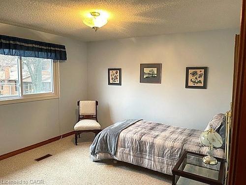 18 Kingfisher Drive, Hamilton, ON - Indoor Photo Showing Bedroom