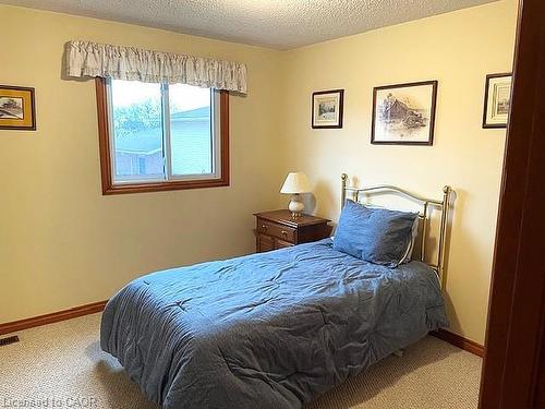 18 Kingfisher Drive, Hamilton, ON - Indoor Photo Showing Bedroom