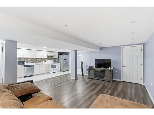 22 Colonial Street, Welland, ON - Indoor Photo Showing Living Room