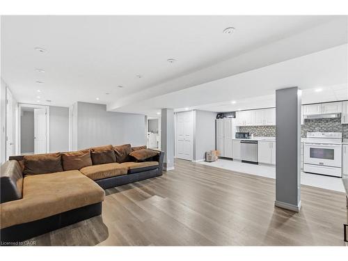 22 Colonial Street, Welland, ON - Indoor Photo Showing Living Room