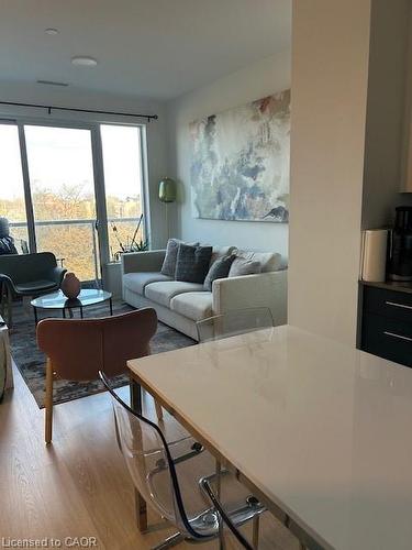 712-415 Main Street W, Hamilton, ON - Indoor Photo Showing Living Room