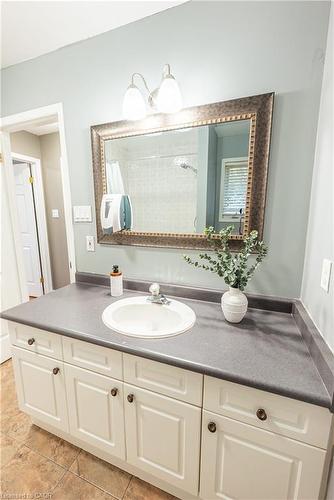 42 Roman Crescent, London, ON - Indoor Photo Showing Bathroom