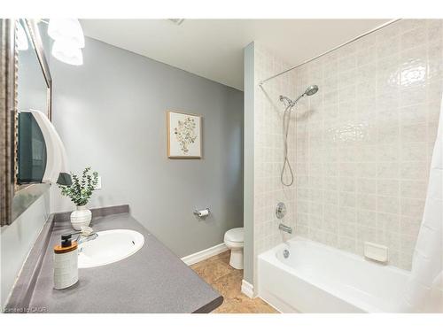 42 Roman Crescent, London, ON - Indoor Photo Showing Bathroom