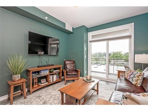 302-457 Plains Road E, Burlington, ON - Indoor Photo Showing Living Room