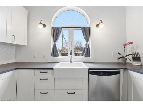 17 Minto Avenue, Hamilton, ON - Indoor Photo Showing Kitchen