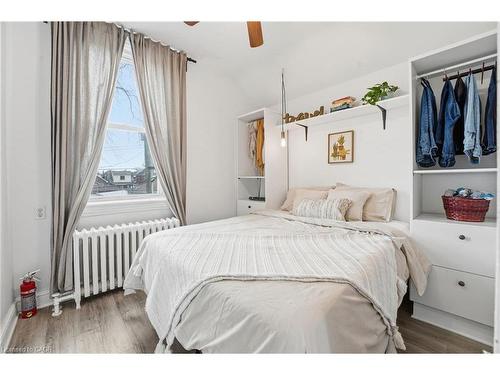 17 Minto Avenue, Hamilton, ON - Indoor Photo Showing Bedroom