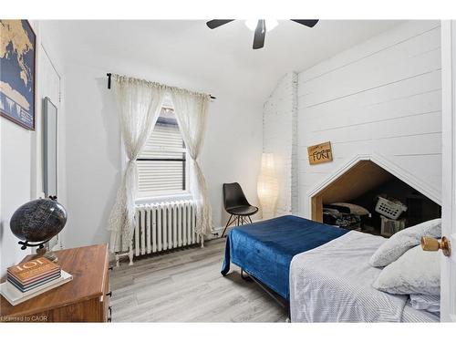17 Minto Avenue, Hamilton, ON - Indoor Photo Showing Bedroom