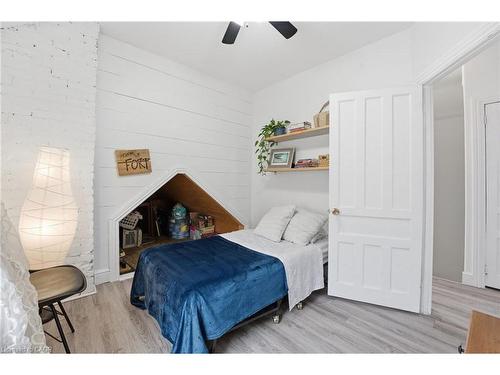 17 Minto Avenue, Hamilton, ON - Indoor Photo Showing Bedroom