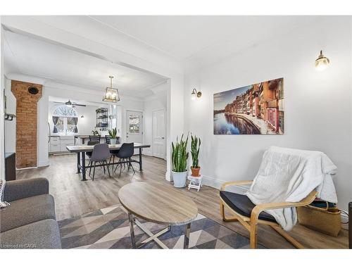 17 Minto Avenue, Hamilton, ON - Indoor Photo Showing Living Room