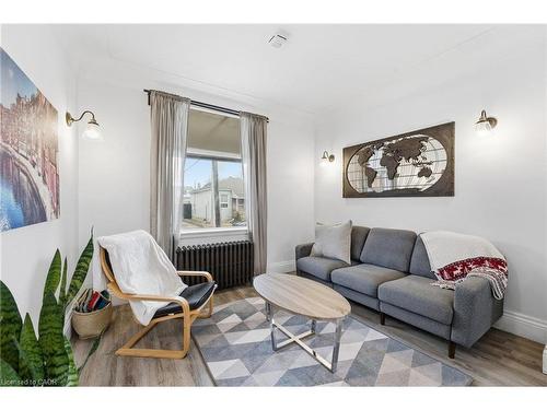 17 Minto Avenue, Hamilton, ON - Indoor Photo Showing Living Room