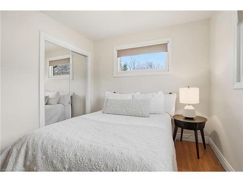 16 Alison Avenue, Cambridge, ON - Indoor Photo Showing Bedroom