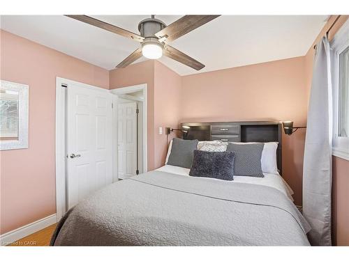 16 Alison Avenue, Cambridge, ON - Indoor Photo Showing Bedroom