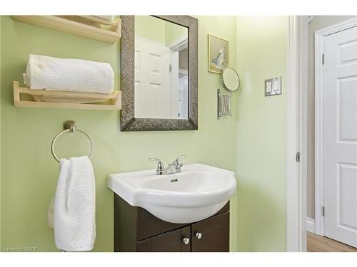 16 Alison Avenue, Cambridge, ON - Indoor Photo Showing Bathroom