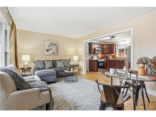 16 Alison Avenue, Cambridge, ON - Indoor Photo Showing Living Room
