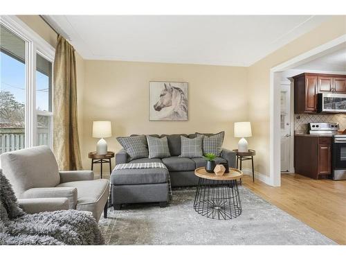 16 Alison Avenue, Cambridge, ON - Indoor Photo Showing Living Room