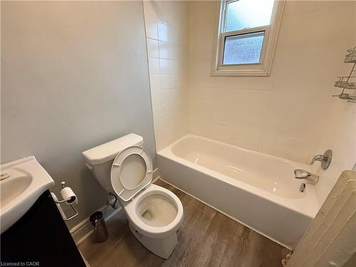 128 Carrick Avenue, Hamilton, ON - Indoor Photo Showing Bathroom