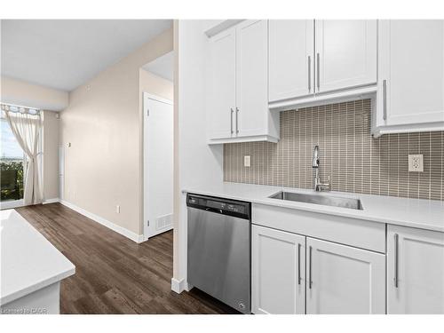 1008-2081 Fairview Street, Burlington, ON - Indoor Photo Showing Kitchen