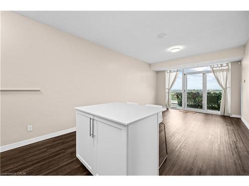 1008-2081 Fairview Street, Burlington, ON - Indoor Photo Showing Other Room