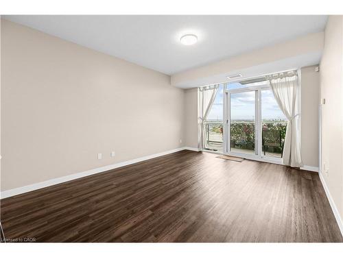 1008-2081 Fairview Street, Burlington, ON - Indoor Photo Showing Other Room