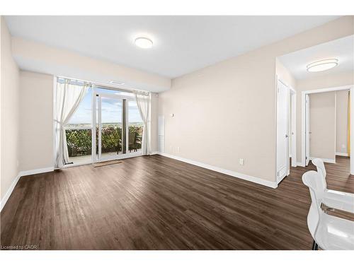 1008-2081 Fairview Street, Burlington, ON - Indoor Photo Showing Living Room