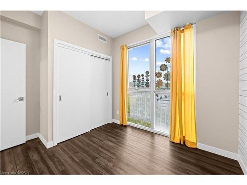 1008-2081 Fairview Street, Burlington, ON - Indoor Photo Showing Other Room