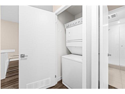 1008-2081 Fairview Street, Burlington, ON - Indoor Photo Showing Laundry Room