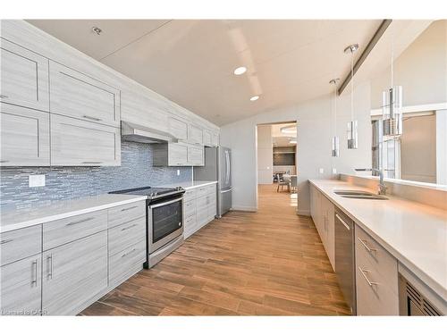 1008-2081 Fairview Street, Burlington, ON - Indoor Photo Showing Kitchen With Double Sink With Upgraded Kitchen