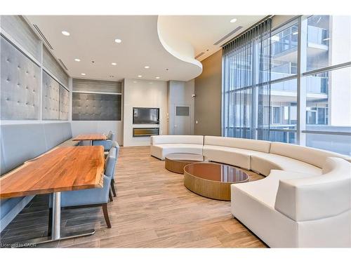 1008-2081 Fairview Street, Burlington, ON - Indoor Photo Showing Other Room