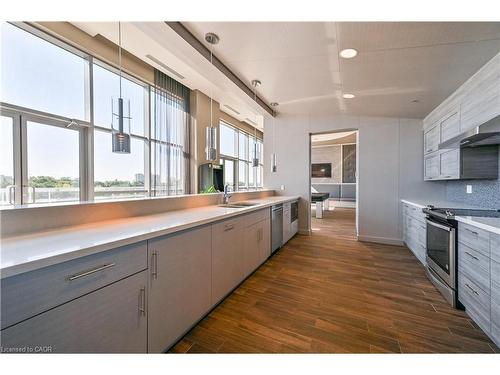 1008-2081 Fairview Street, Burlington, ON - Indoor Photo Showing Kitchen With Double Sink