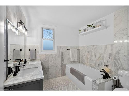 486 East 38Th Street, Hamilton, ON - Indoor Photo Showing Bathroom