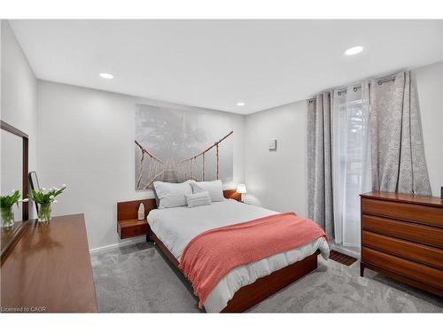 486 East 38Th Street, Hamilton, ON - Indoor Photo Showing Bedroom