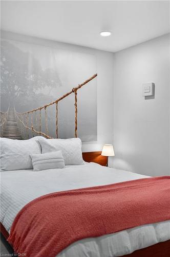 486 East 38Th Street, Hamilton, ON - Indoor Photo Showing Bedroom