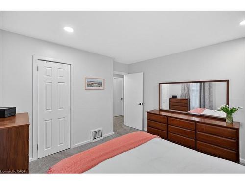 486 East 38Th Street, Hamilton, ON - Indoor Photo Showing Bedroom
