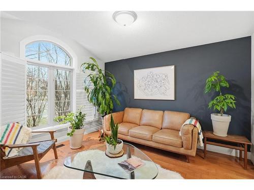 17 Krieghoff Drive, Hamilton, ON - Indoor Photo Showing Living Room