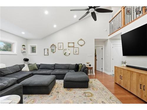 17 Krieghoff Drive, Hamilton, ON - Indoor Photo Showing Living Room