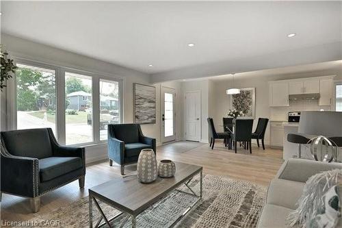 318 Sanatorium Road, Hamilton, ON - Indoor Photo Showing Living Room