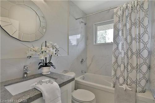 318 Sanatorium Road, Hamilton, ON - Indoor Photo Showing Bathroom