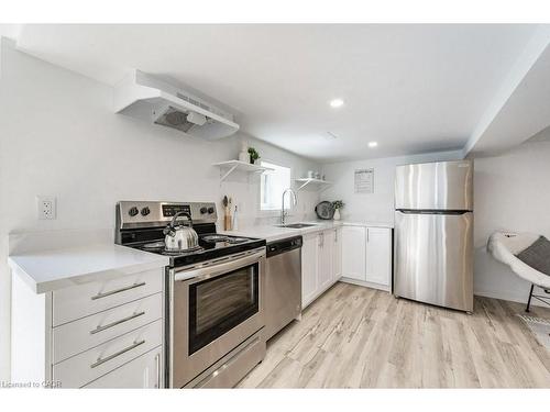 4 Royal Avenue, Hamilton, ON - Indoor Photo Showing Kitchen