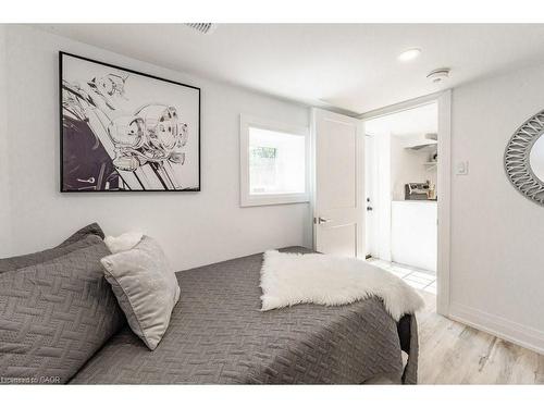 4 Royal Avenue, Hamilton, ON - Indoor Photo Showing Bedroom