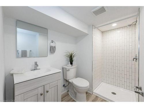 4 Royal Avenue, Hamilton, ON - Indoor Photo Showing Bathroom