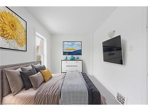 49 Myrtle Avenue, Hamilton, ON - Indoor Photo Showing Bedroom