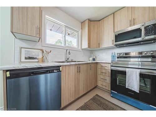 131 Welbourn Drive, Hamilton, ON - Indoor Photo Showing Kitchen