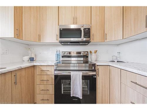 131 Welbourn Drive, Hamilton, ON - Indoor Photo Showing Kitchen