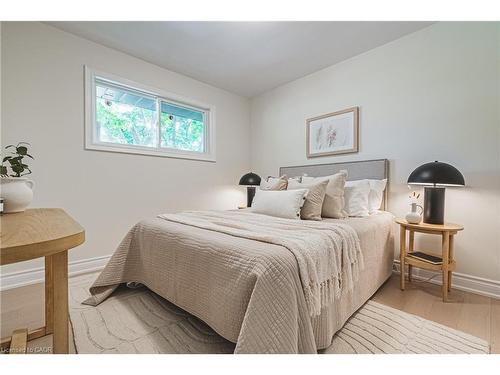 131 Welbourn Drive, Hamilton, ON - Indoor Photo Showing Bedroom
